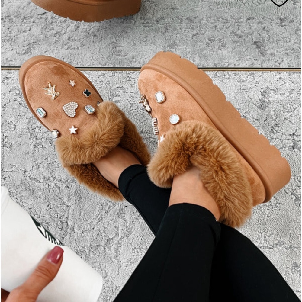 “Sold out”Faux Fur Trim Platform Bootie With Charms